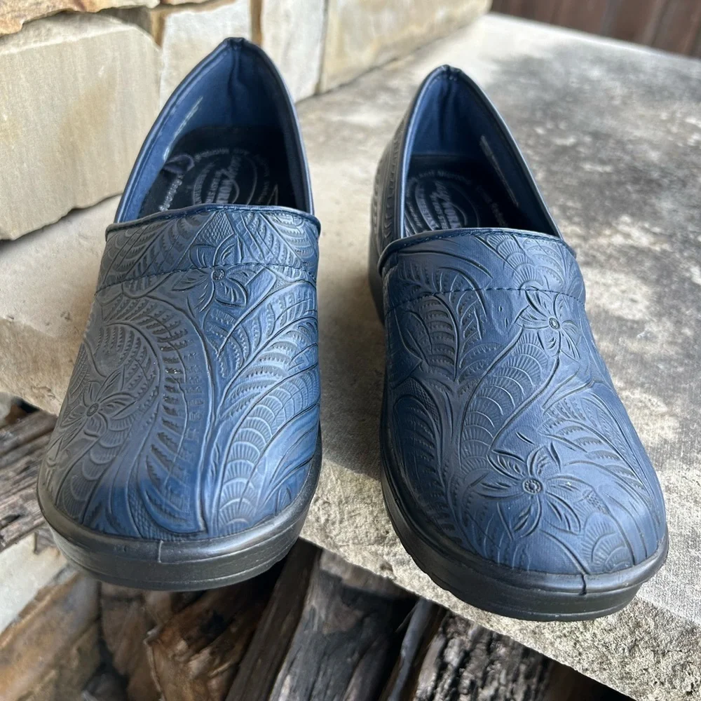 Navy Embossed Slip-On Shoes by Easy Street Lyndee Slip Resistant clogsSz-7.5W. L - Picture 2 of 13